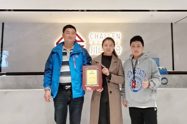 四川的彭先生準(zhǔn)備開(kāi)一家帽牌貨的夫妻店