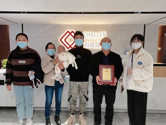 江西萍鄉的陳先生簽約加盟帽牌貨冒菜